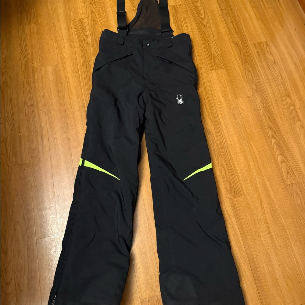 Kids size 20 Spyder Ski Pants removable suspenders 
Only worn twice. Like new!